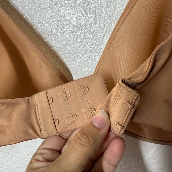 Skims Weightless Scoop Bra Size 44A - Picture 5 of 8